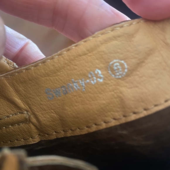 Brown booties with braided trim detail, size 6 worn 1 time - Picture 3 of 5